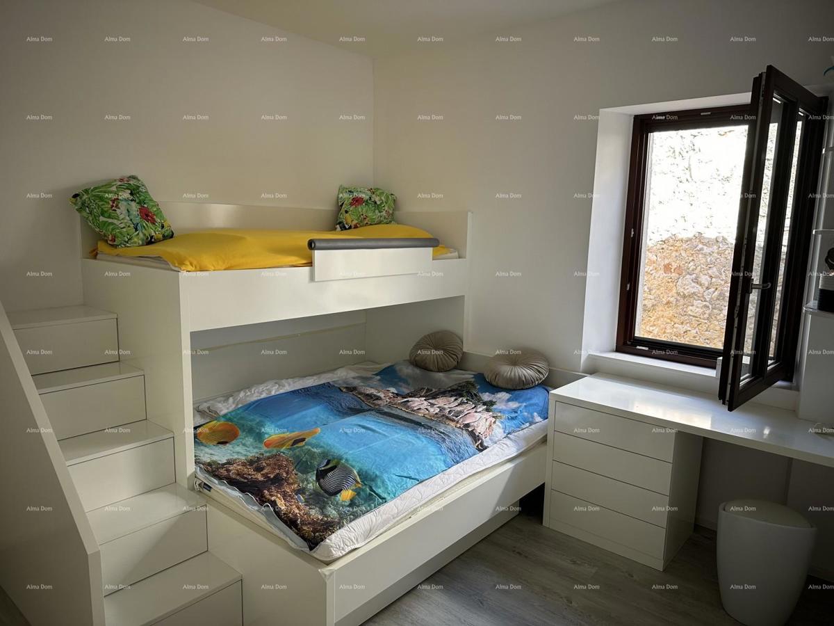 Čudovita hiša s tremi etažiranimi apartmaji v starem mestnem jedru Poreča!