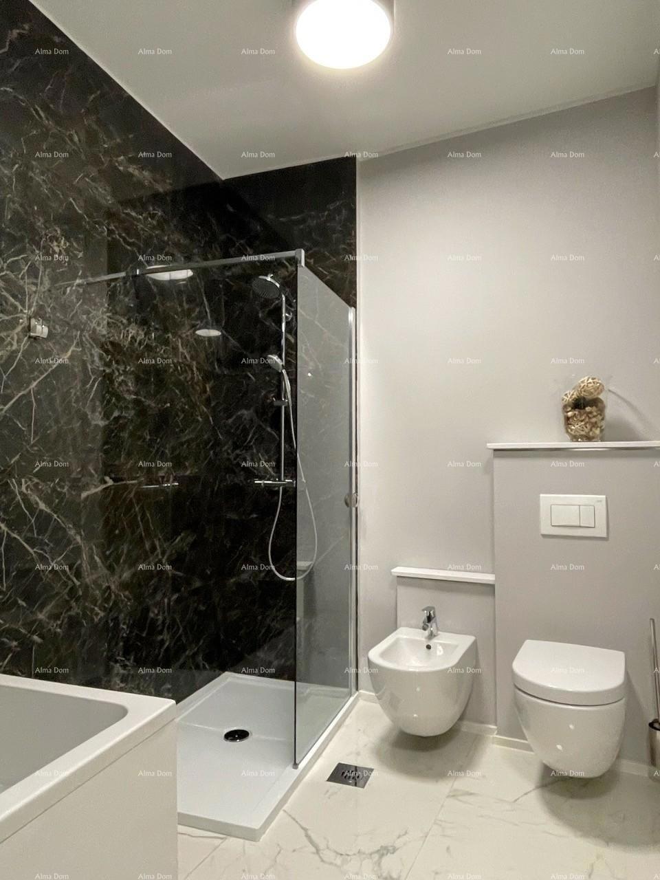 Čudovita hiša s tremi etažiranimi apartmaji v starem mestnem jedru Poreča!