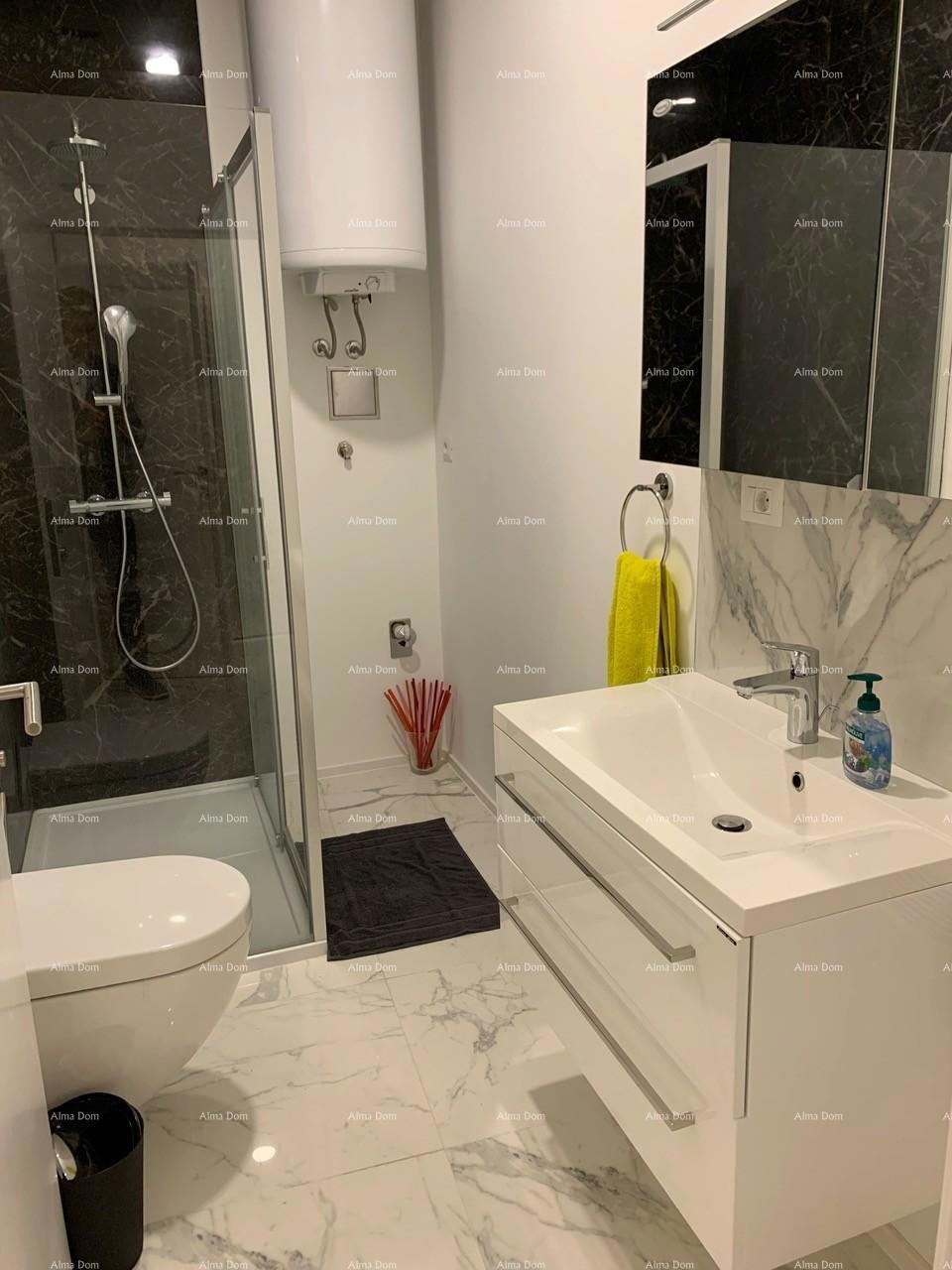 Čudovita hiša s tremi etažiranimi apartmaji v starem mestnem jedru Poreča!