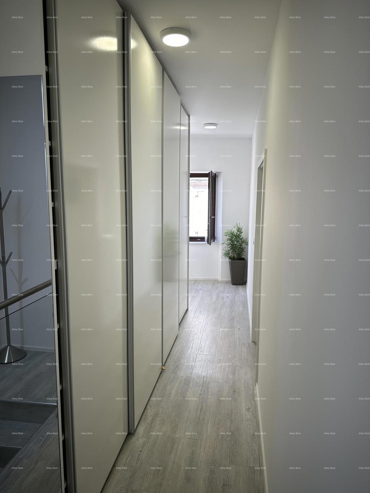 Čudovita hiša s tremi etažiranimi apartmaji v starem mestnem jedru Poreča!