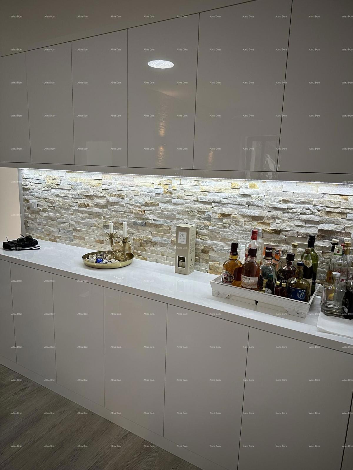 Čudovita hiša s tremi etažiranimi apartmaji v starem mestnem jedru Poreča!