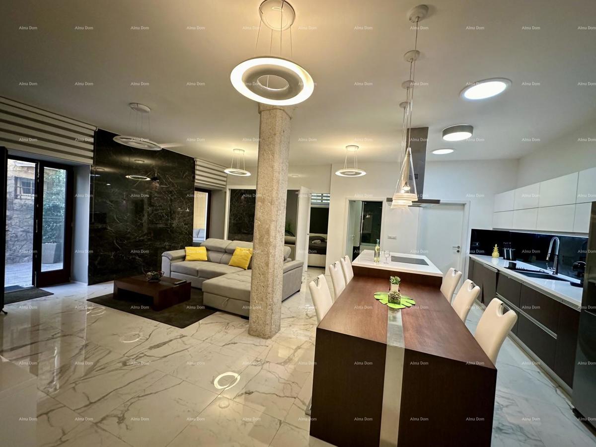 Čudovita hiša s tremi etažiranimi apartmaji v starem mestnem jedru Poreča!