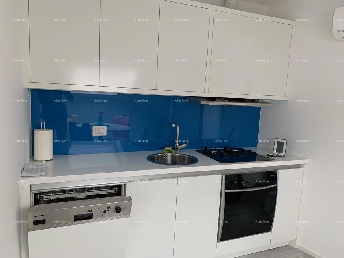 Čudovita hiša s tremi etažiranimi apartmaji v starem mestnem jedru Poreča!