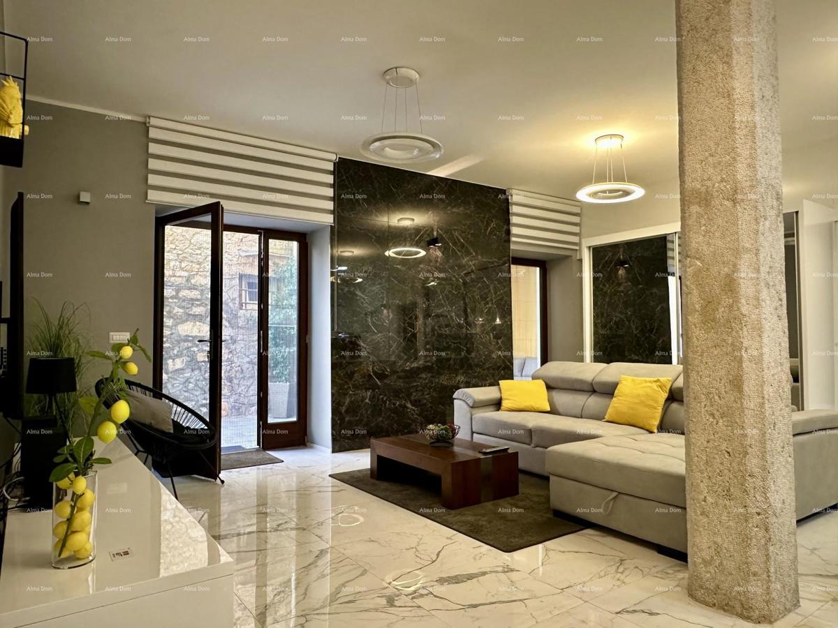 Čudovita hiša s tremi etažiranimi apartmaji v starem mestnem jedru Poreča!