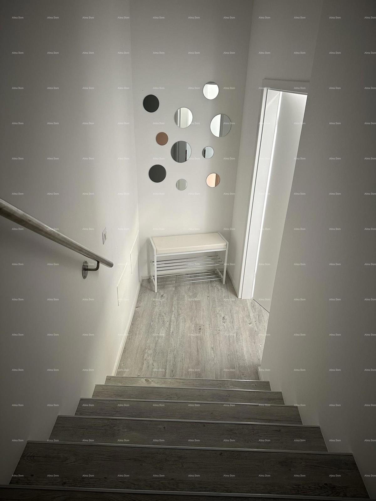 Čudovita hiša s tremi etažiranimi apartmaji v starem mestnem jedru Poreča!