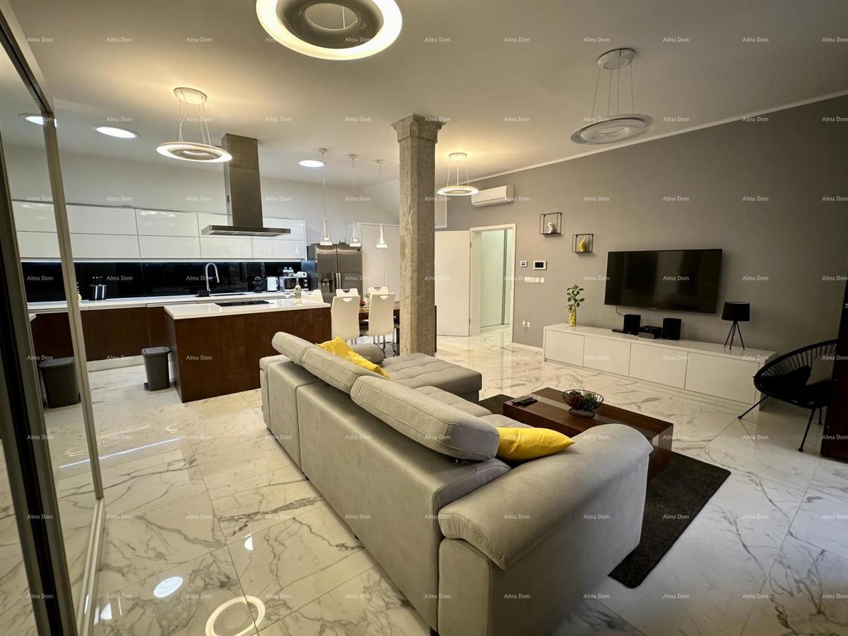 Čudovita hiša s tremi etažiranimi apartmaji v starem mestnem jedru Poreča!