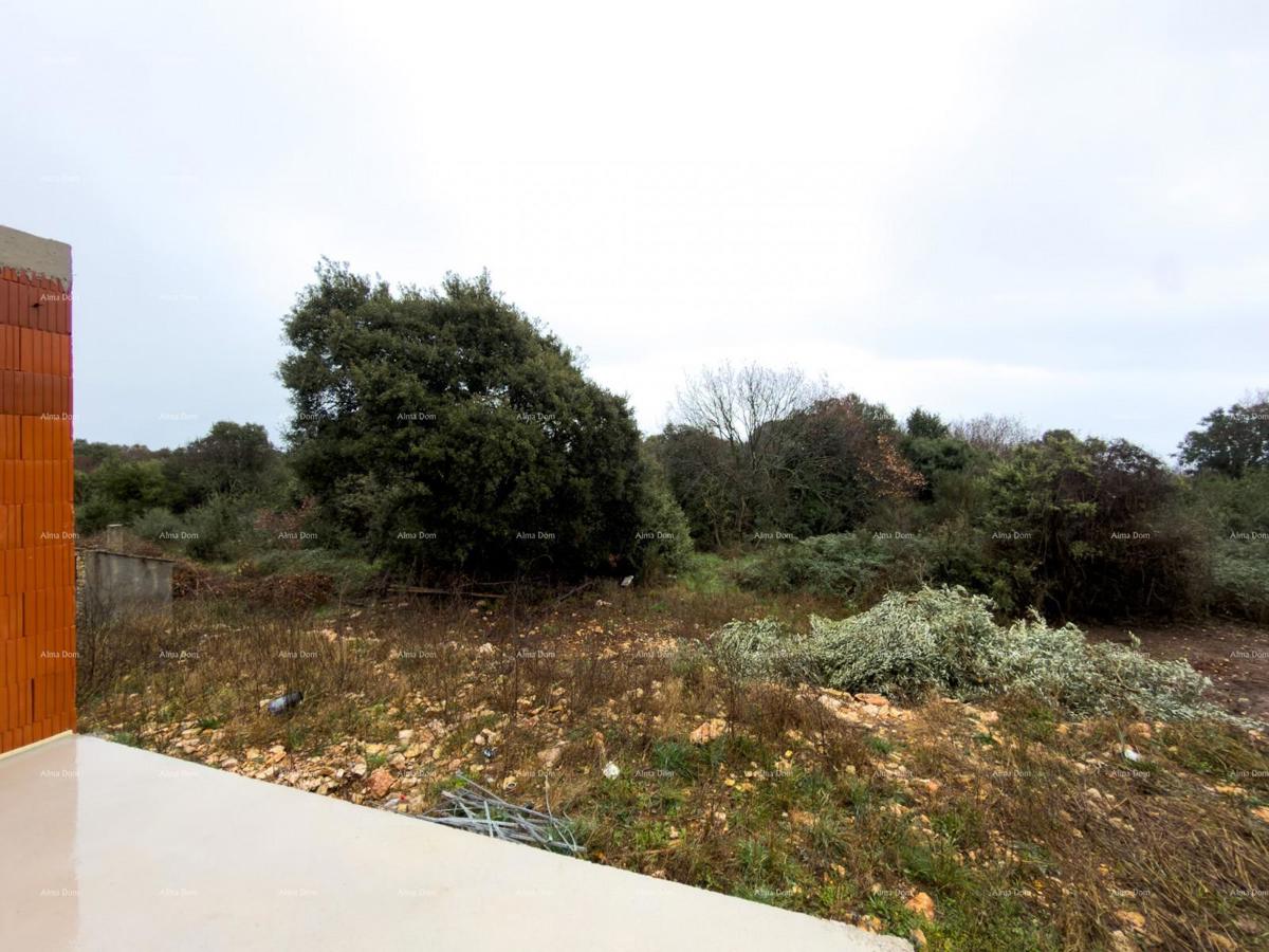 Ližnjan! Novogradnja! Apartma z manjšim vrtom.