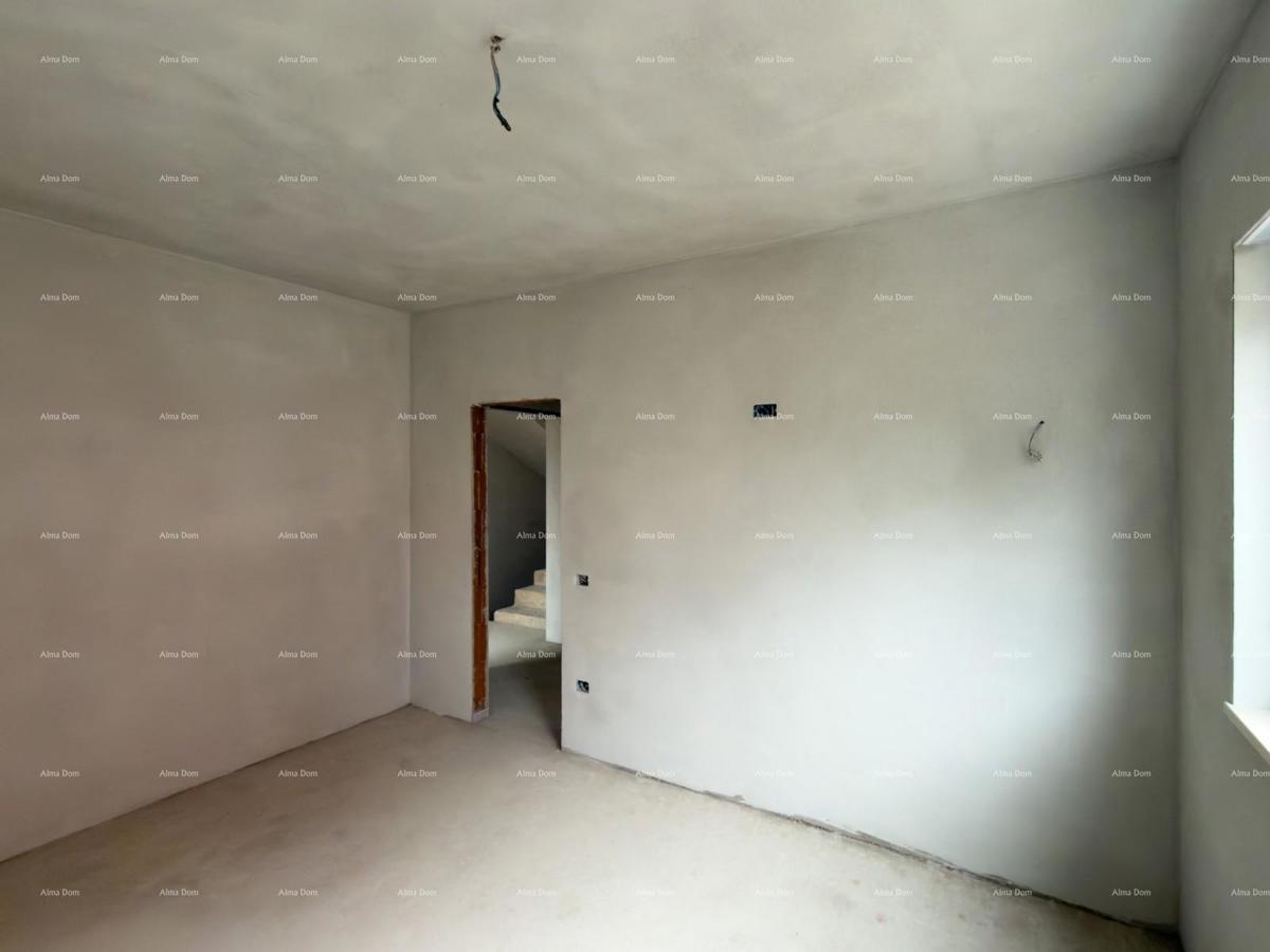 Ližnjan! Novogradnja! Apartma z manjšim vrtom.