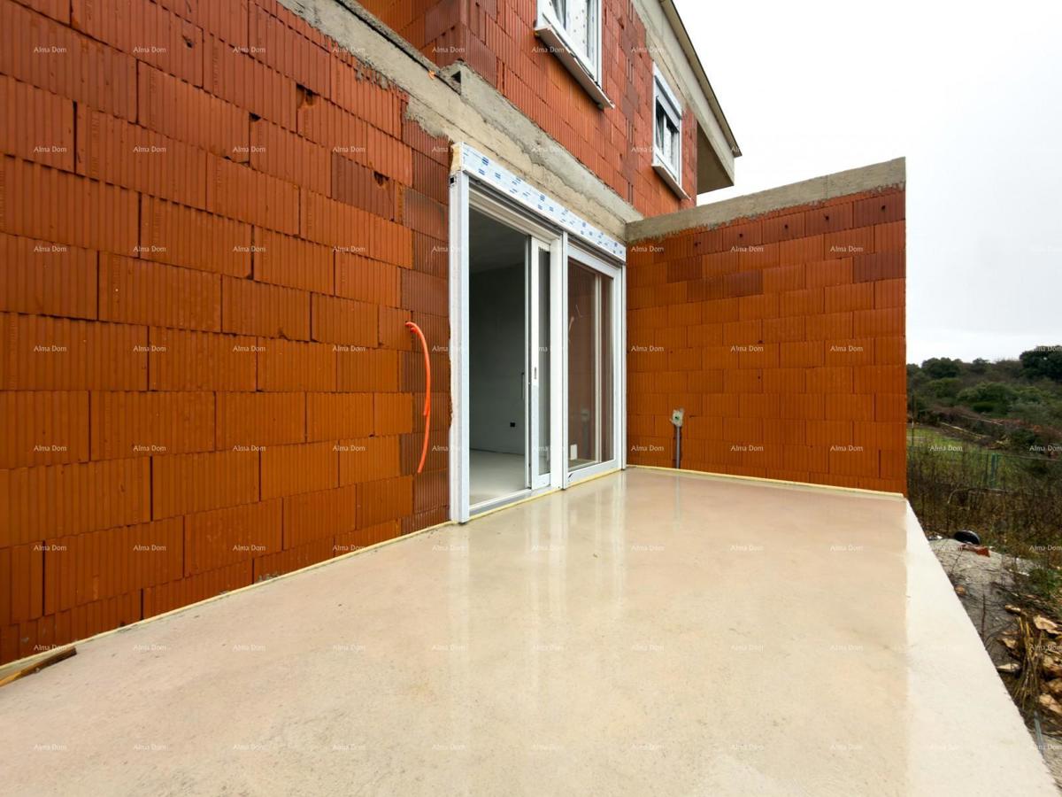 Ližnjan! Novogradnja! Apartma z manjšim vrtom.