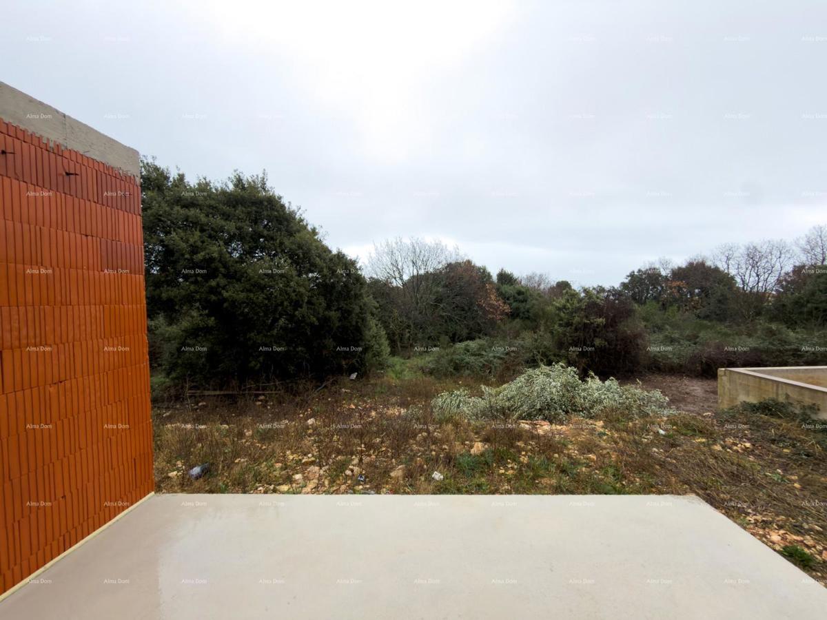 Ližnjan! Novogradnja! Apartma z manjšim vrtom.