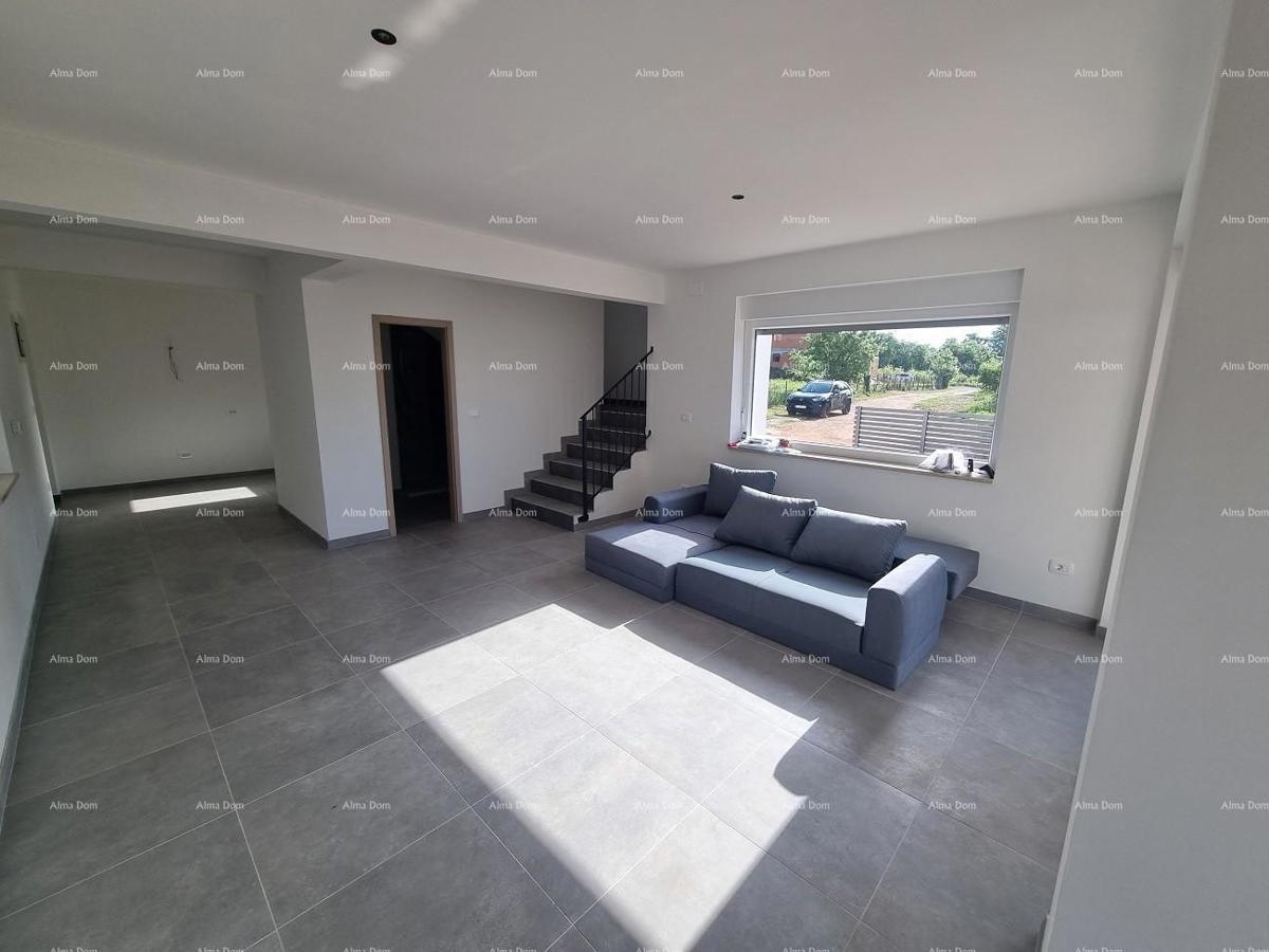 Moderna duplex hiša s strešno teraso in panoramskim pogledom na morje.