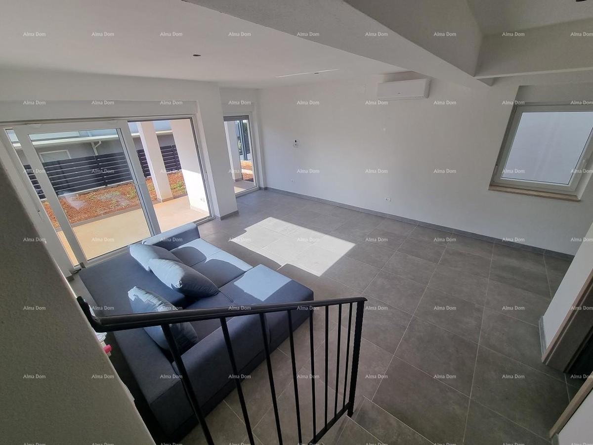 Moderna duplex hiša s strešno teraso in panoramskim pogledom na morje.