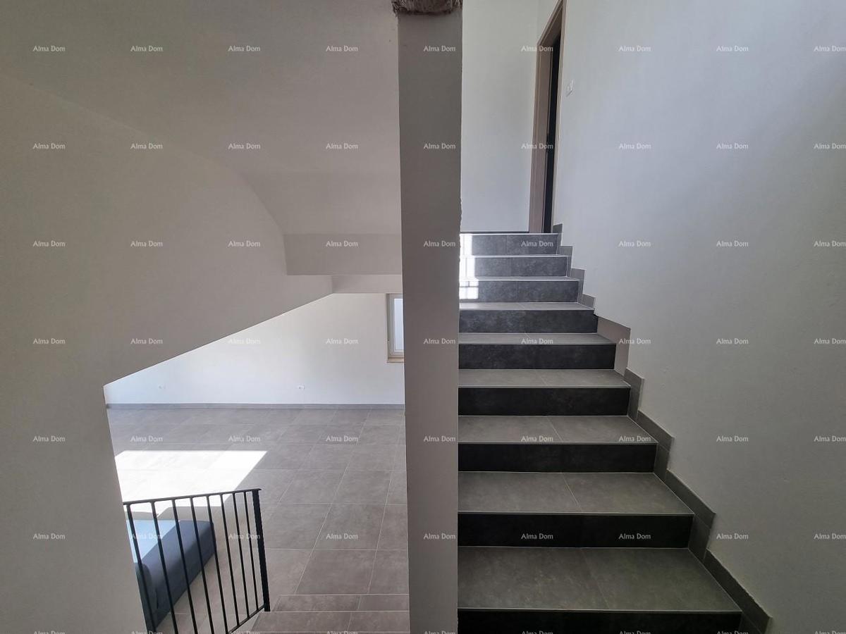 Moderna duplex hiša s strešno teraso in panoramskim pogledom na morje.