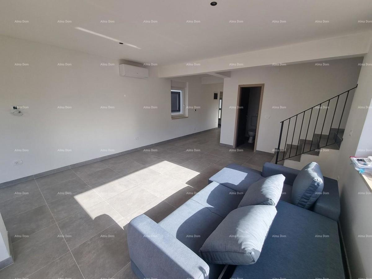 Moderna duplex hiša s strešno teraso in panoramskim pogledom na morje.