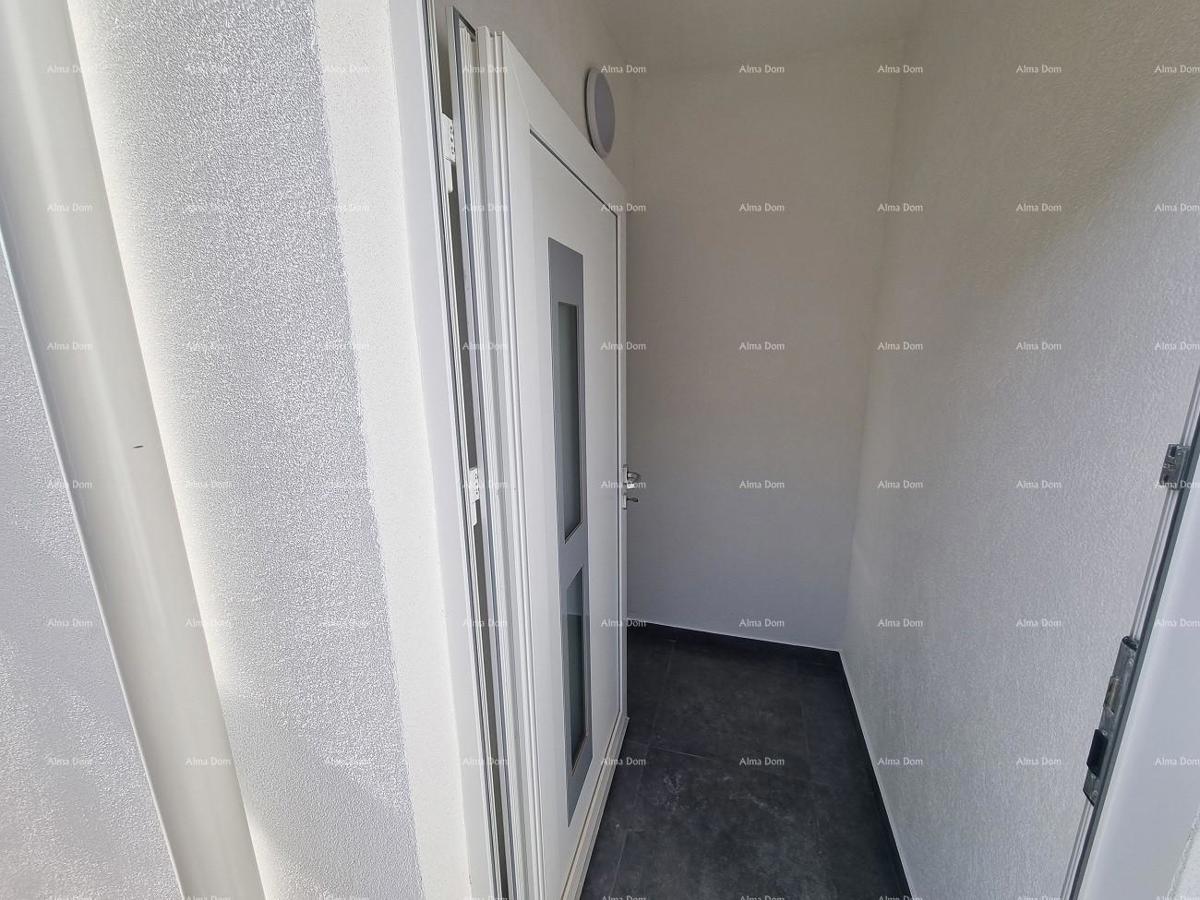 Moderna duplex hiša s strešno teraso in panoramskim pogledom na morje.