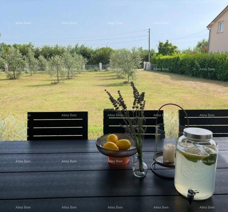 Radeki Glavica, Loborika – Hiša z gradbenim zemljiščem, oljčnikom in sadovnjakom