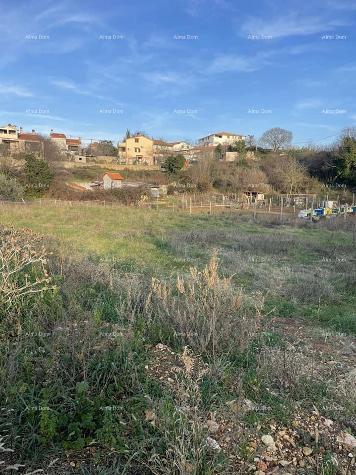 Zazidljivo zemljišče v centru Loborike!