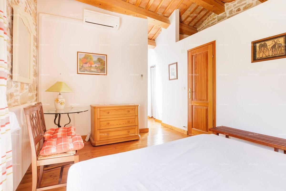 Marčana. Dve kamniti hiši z bazenom.