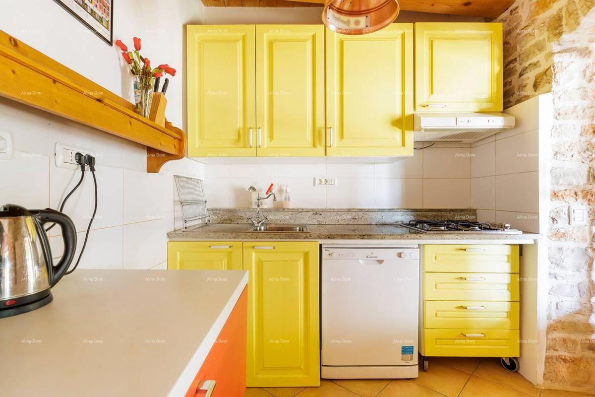 Marčana. Dve kamniti hiši z bazenom.