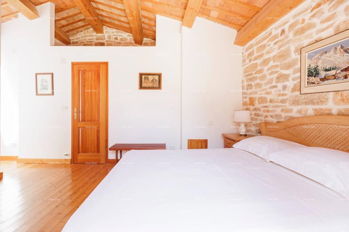 Marčana. Dve kamniti hiši z bazenom.