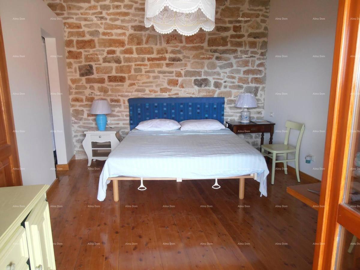 Marčana. Dve kamniti hiši z bazenom.