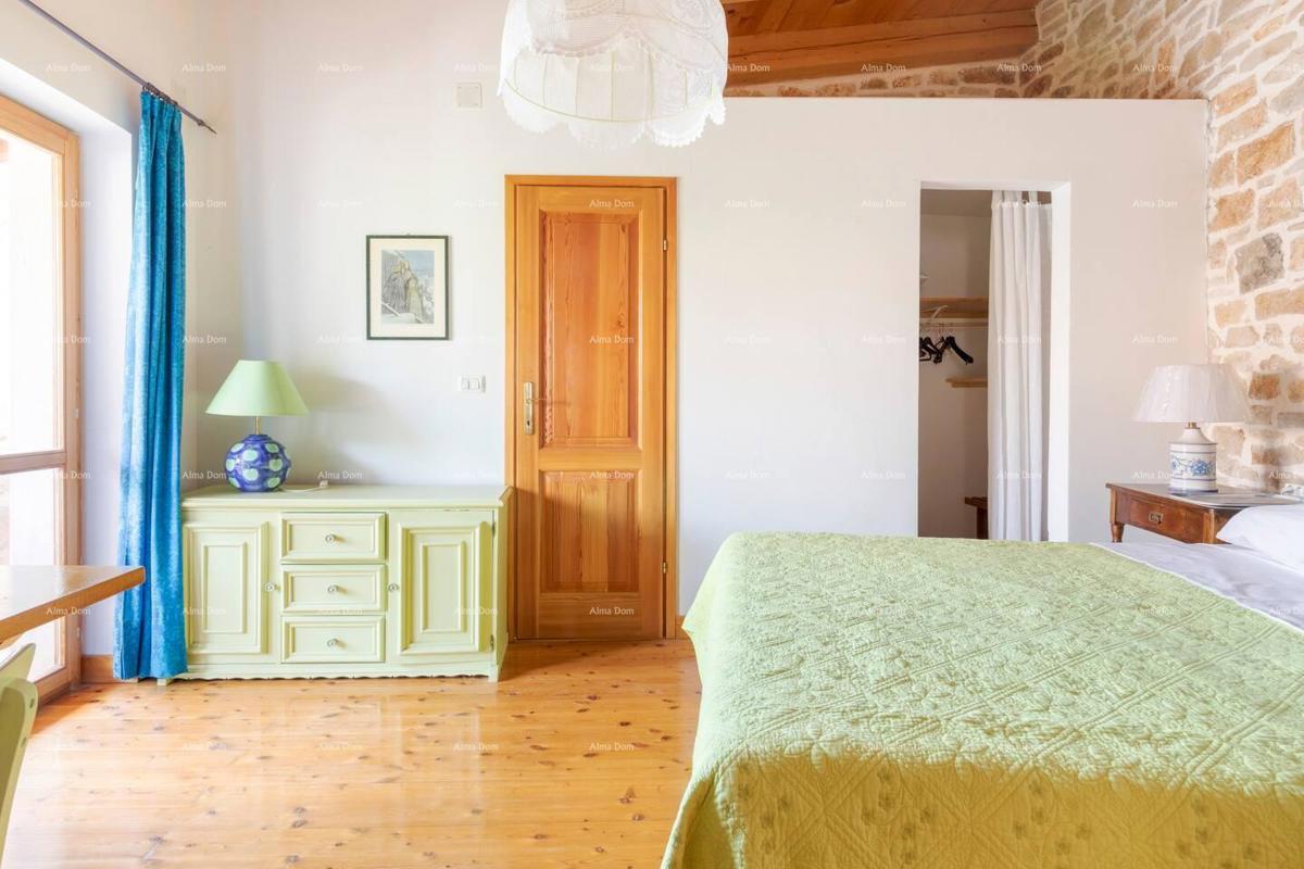 Marčana. Dve kamniti hiši z bazenom.