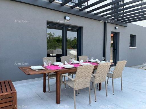 Moderna hiša s bazenom v Puli, le 1500 m od morja