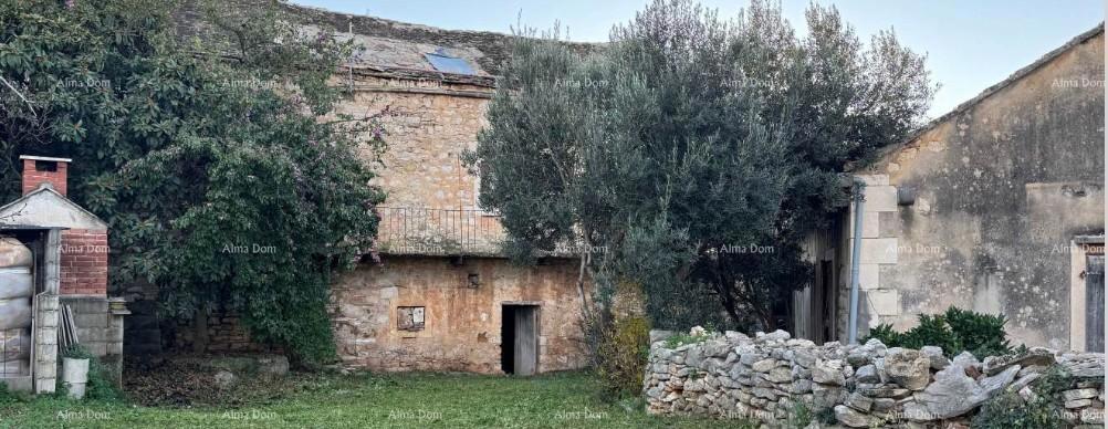 Kamena dalmatinska vila u staroj jezgri - idealna investicijska priložnost - Supetar!