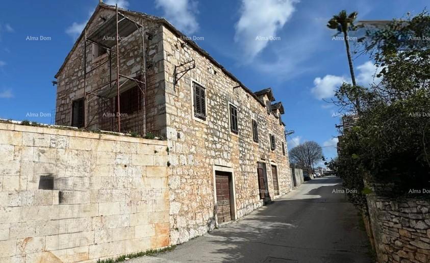 Kamena dalmatinska vila u staroj jezgri - idealna investicijska priložnost - Supetar!