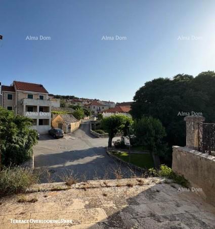 Kamena dalmatinska vila u staroj jezgri - idealna investicijska priložnost - Supetar!