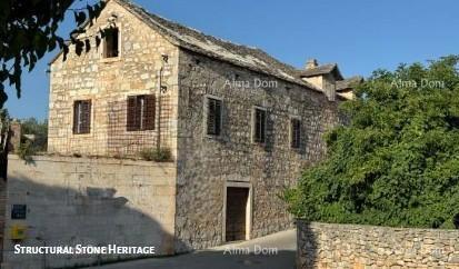 Kamena dalmatinska vila u staroj jezgri - idealna investicijska priložnost - Supetar!