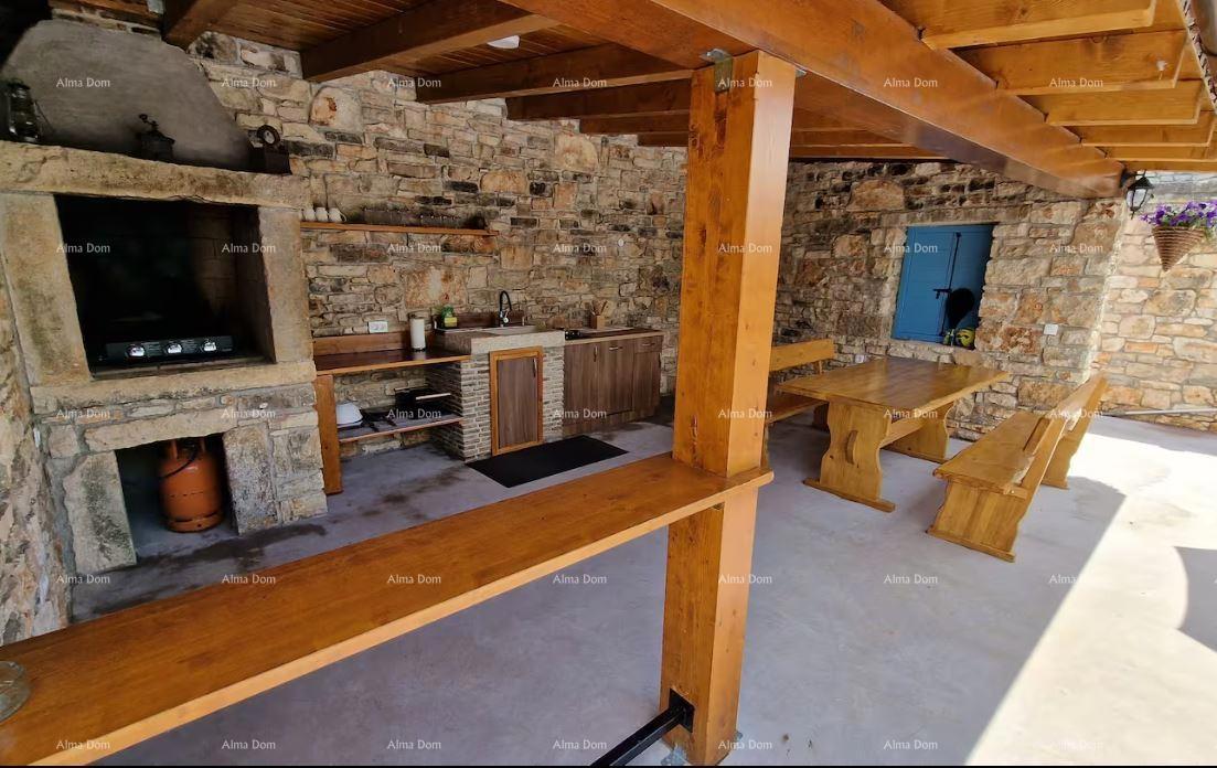 Prenovljena kamnita istrska hiša z bazenom