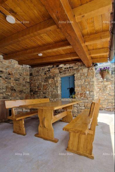 Prenovljena kamnita istrska hiša z bazenom