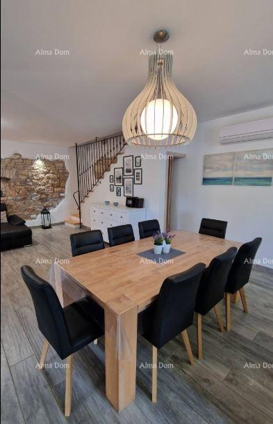 Prenovljena kamnita istrska hiša z bazenom