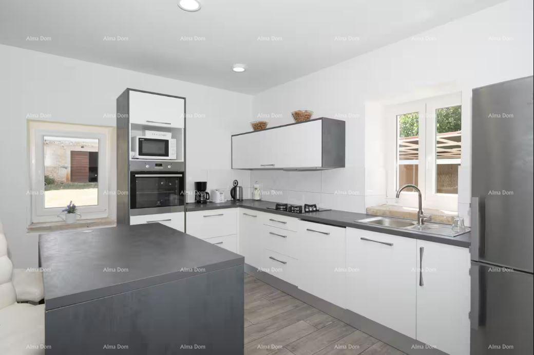 Prenovljena kamnita istrska hiša z bazenom