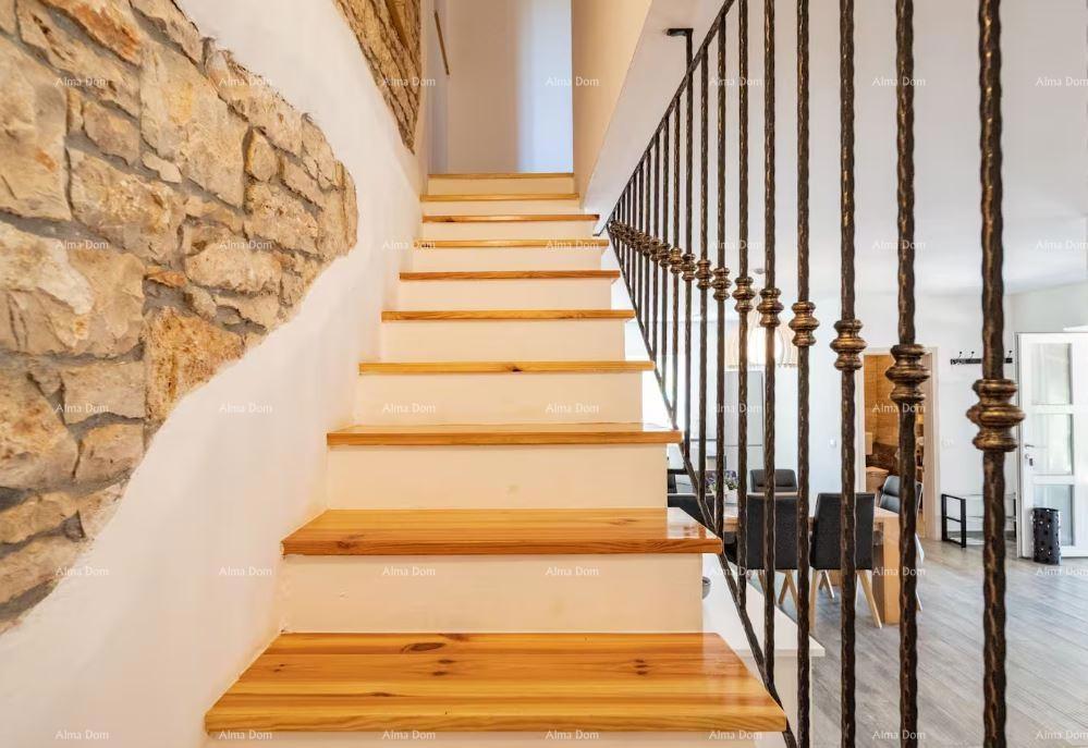 Prenovljena kamnita istrska hiša z bazenom