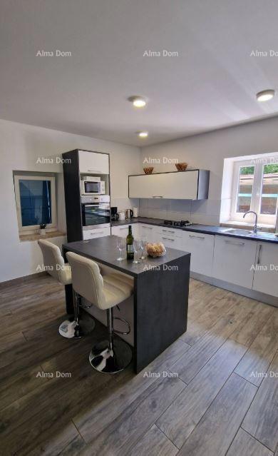 Prenovljena kamnita istrska hiša z bazenom