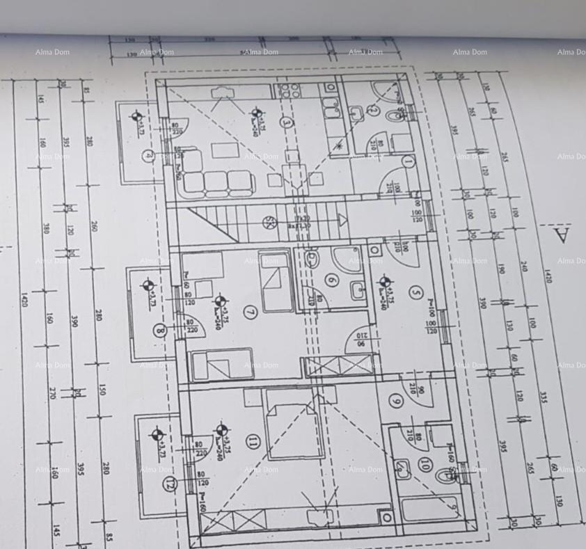 Umag. Lepa hiša s šestimi apartmaji.