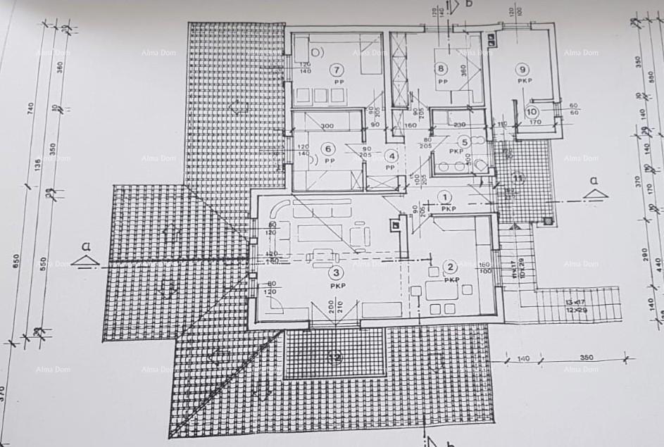 Umag. Lepa hiša s šestimi apartmaji.
