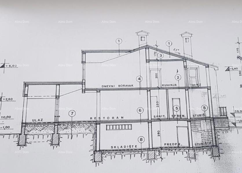 Umag. Lepa hiša s šestimi apartmaji.