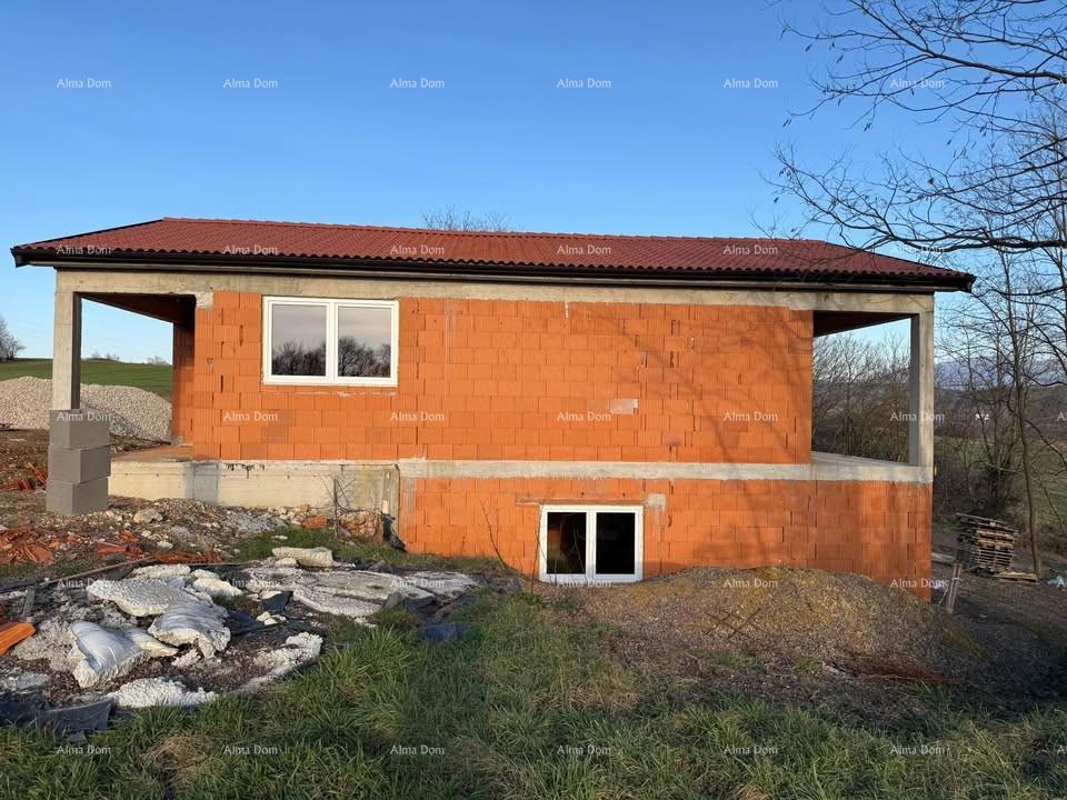 Hiša v roh-bau fazi z veliko parcelo – Cerovlje