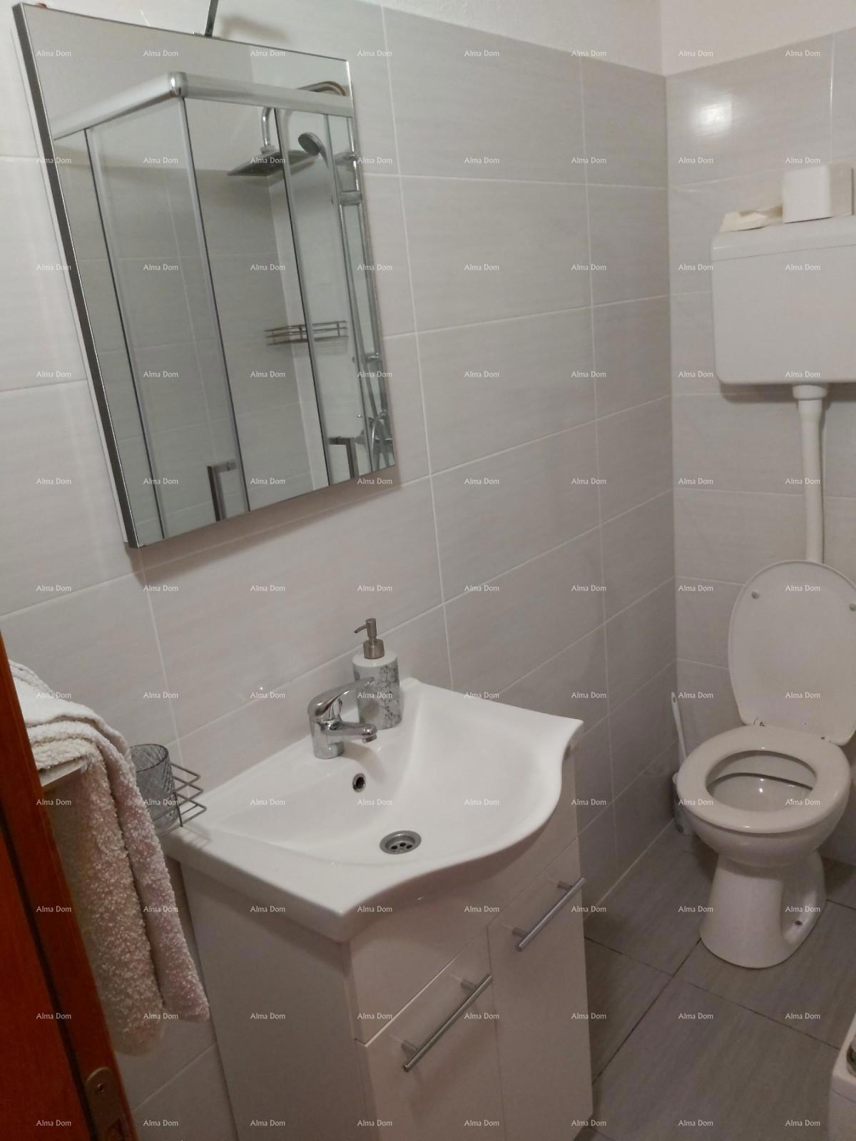 Na prodaj je hiša s kletjo, veliko teraso, dvema trisobnima stanoma in dvoriščem. Odlična priložnost za naložbo!