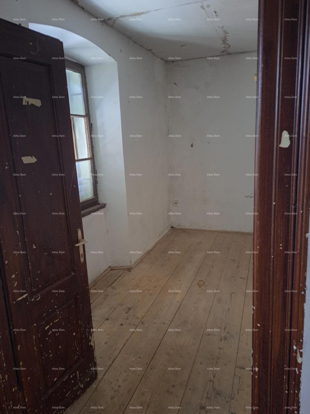 Na prodaj je hiša s kletjo, veliko teraso, dvema trisobnima stanoma in dvoriščem. Odlična priložnost za naložbo!