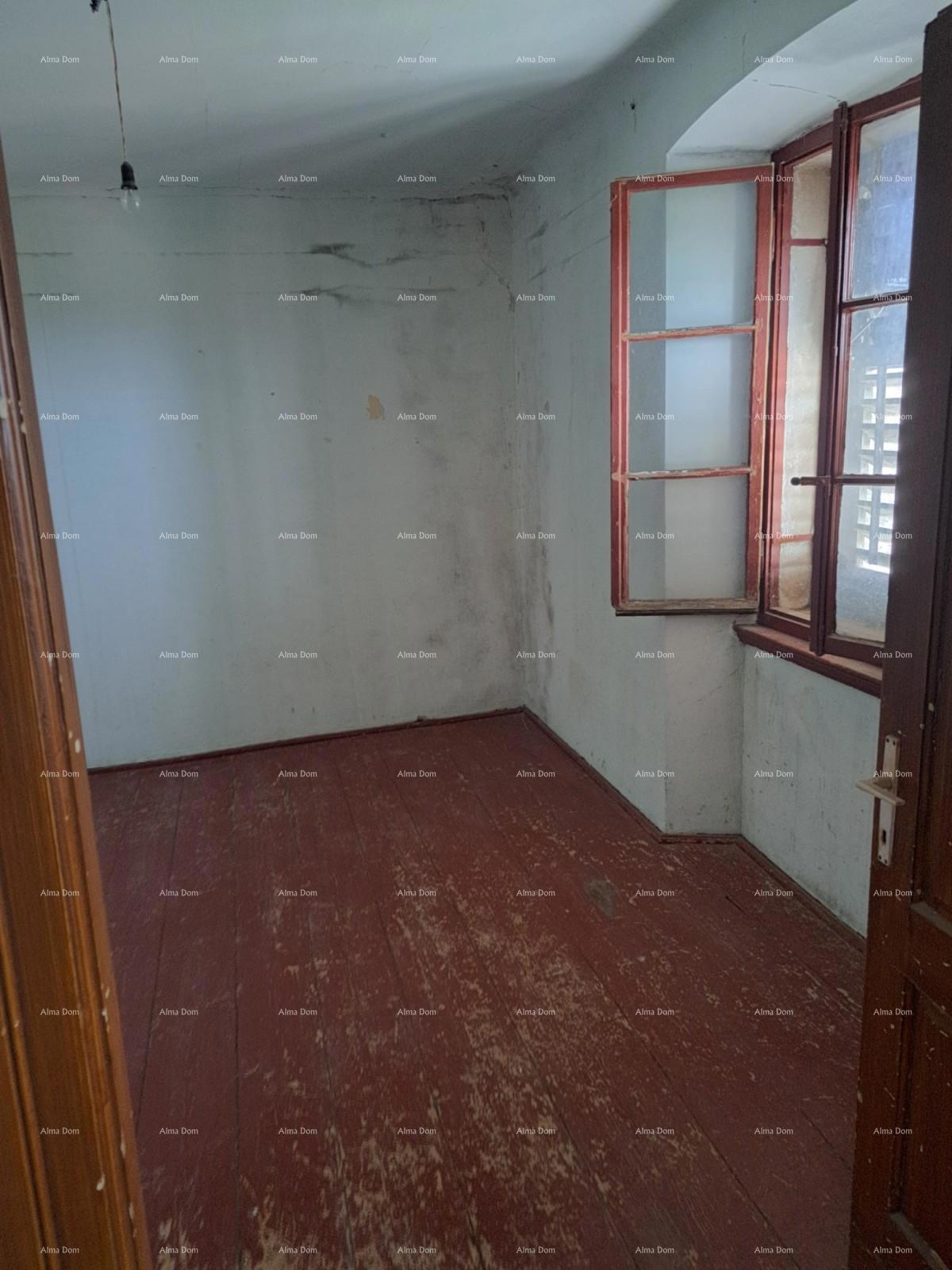 Na prodaj je hiša s kletjo, veliko teraso, dvema trisobnima stanoma in dvoriščem. Odlična priložnost za naložbo!