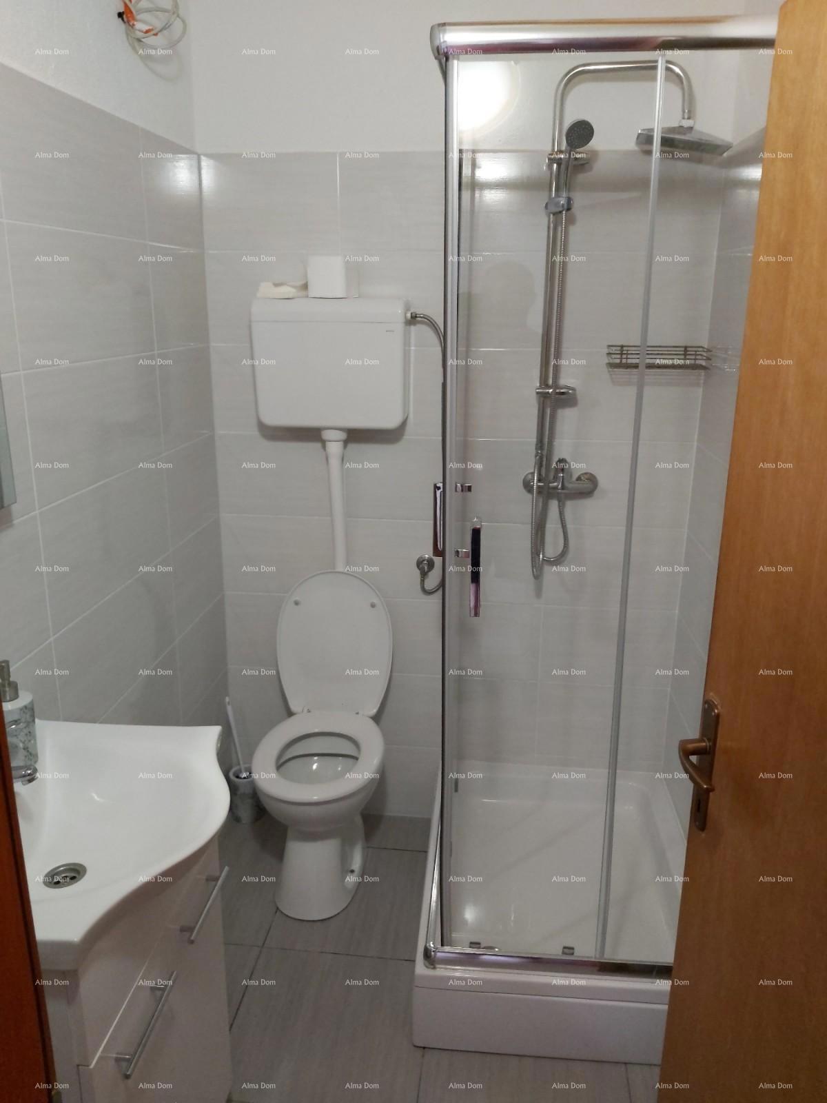 Na prodaj je hiša s kletjo, veliko teraso, dvema trisobnima stanoma in dvoriščem. Odlična priložnost za naložbo!