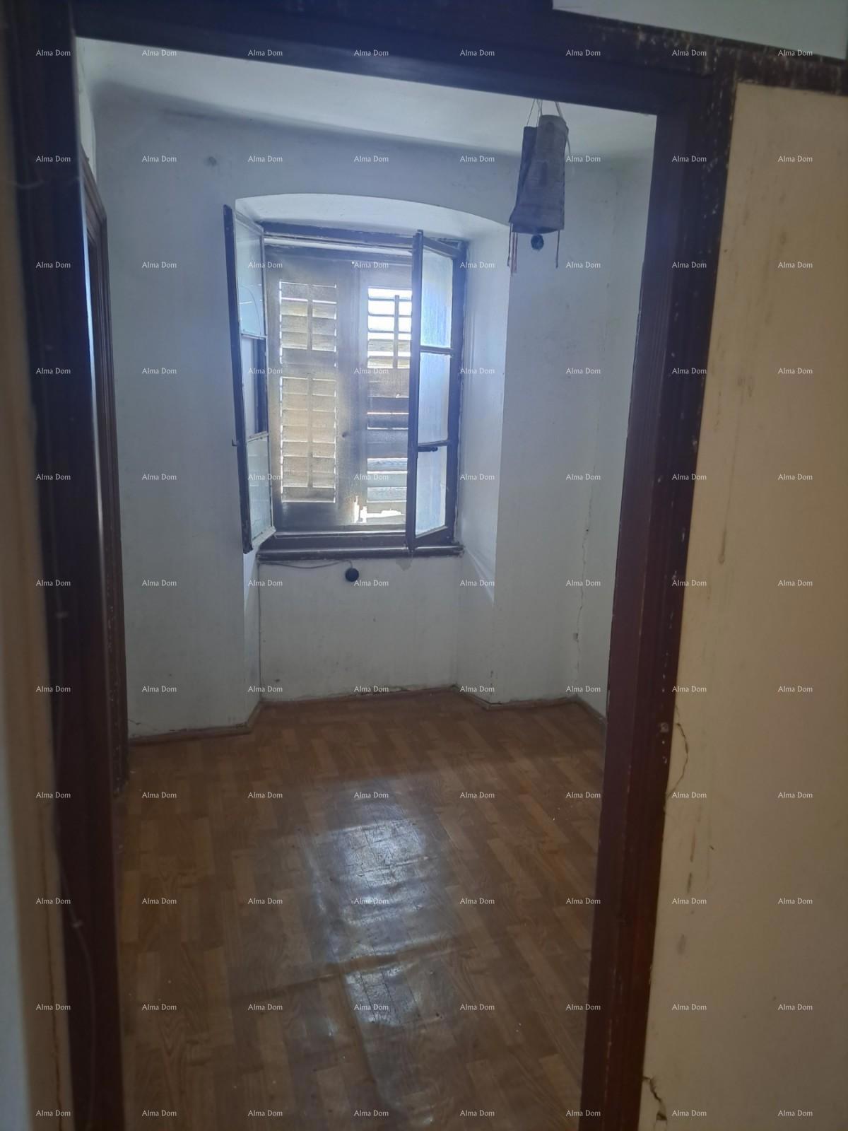 Na prodaj je hiša s kletjo, veliko teraso, dvema trisobnima stanoma in dvoriščem. Odlična priložnost za naložbo!