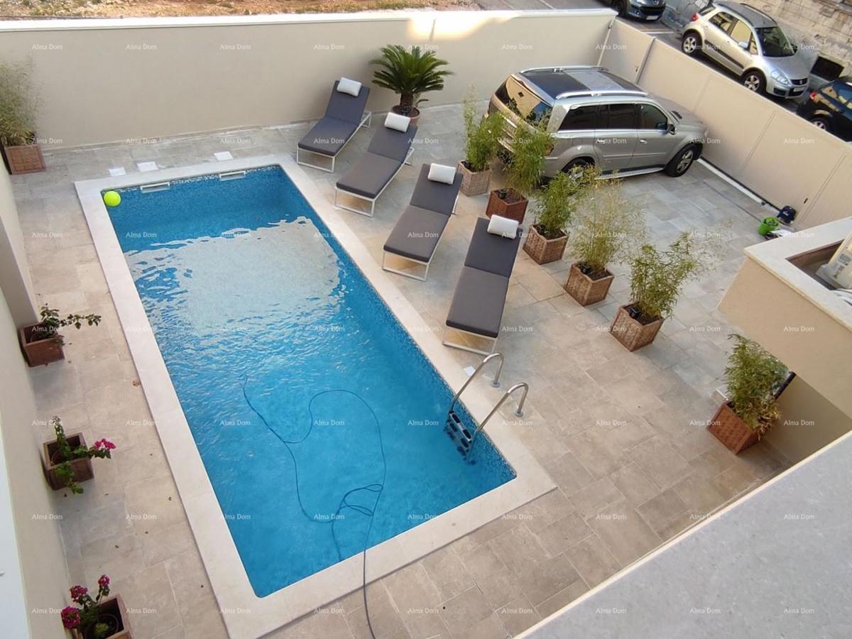 Pula Veruda Čudovita, popolnoma prenovljena avstro-ogrska kamnita vila s pogledom na morje.