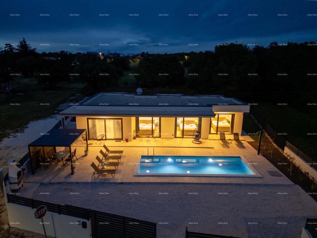 KANFANAR, MODERNA VILA PRIZEMNICA S BAZENOM – MIRNA LOKACIJA