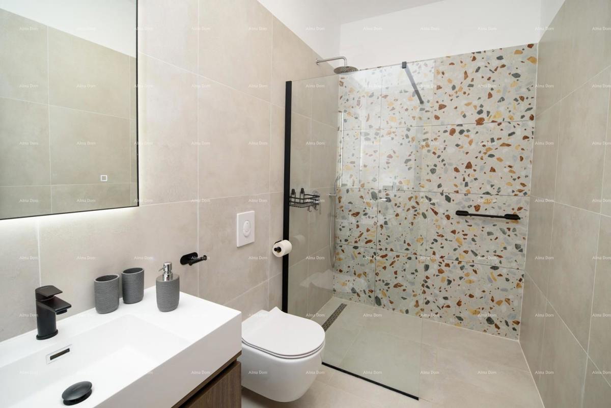 KANFANAR, MODERNA VILA PRIZEMNICA S BAZENOM – MIRNA LOKACIJA