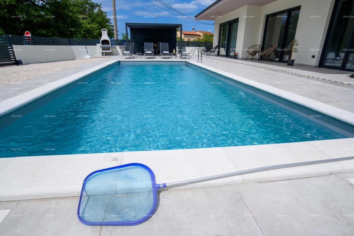 KANFANAR, MODERNA VILA PRIZEMNICA S BAZENOM – MIRNA LOKACIJA